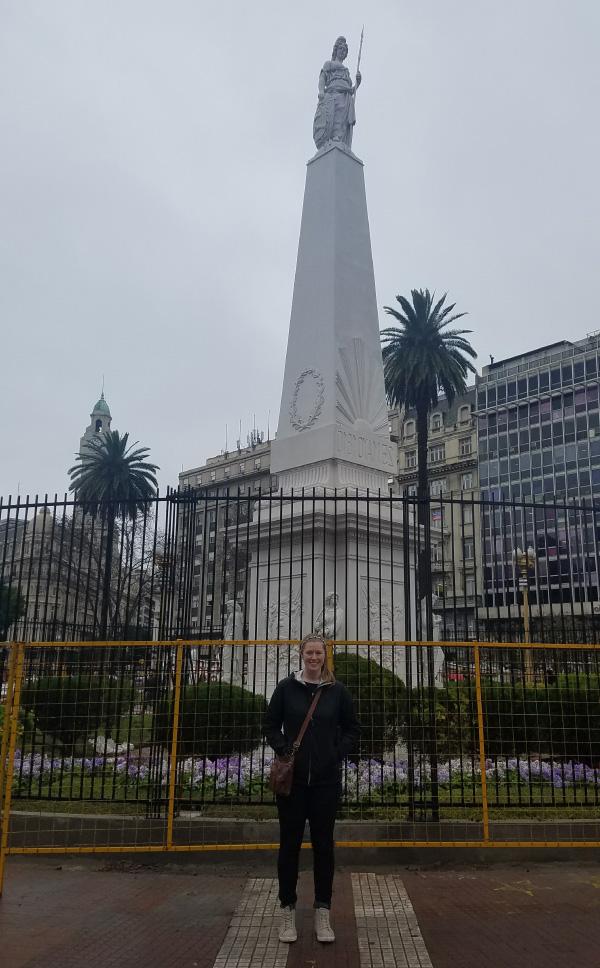 Elizabeth standing in front of the La Plaza de Mayo.