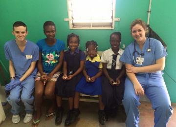 Haley和她在牙买加的一位护理专业的同学以及他们的一些病人
