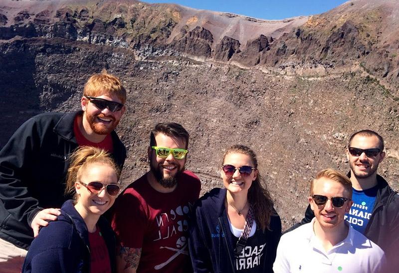 肖恩和朋友在维苏威火山
